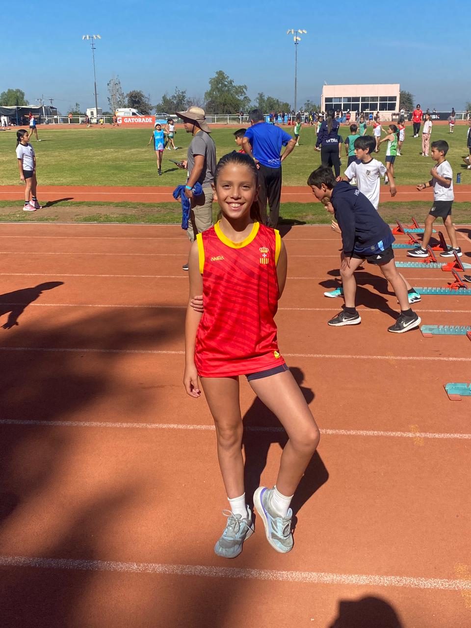 Joven atleta en pista de atletismo