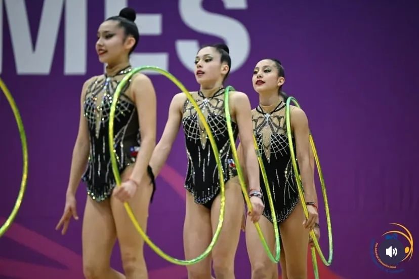 Equipo de gimnasia rítmica en competencia internacional