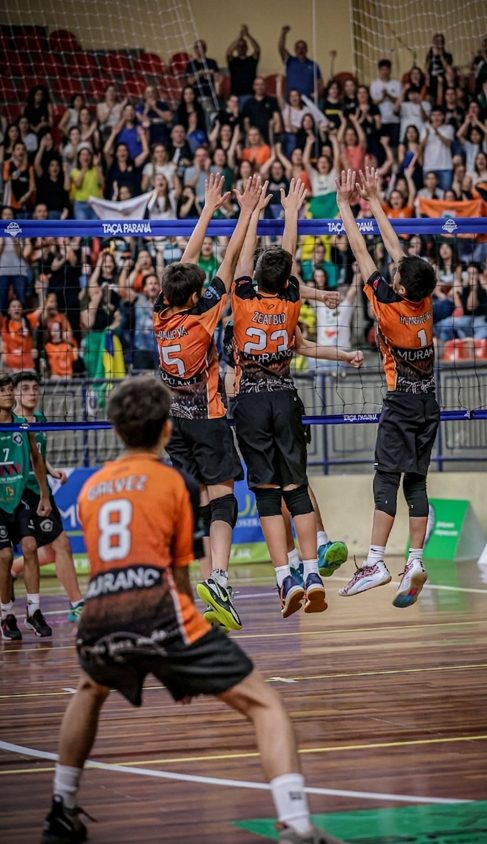 Equipo de vóleibol celebrando un punto