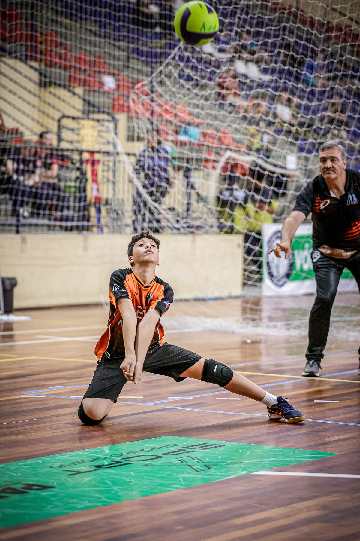 Joven recibiendo un balón de vóleibol