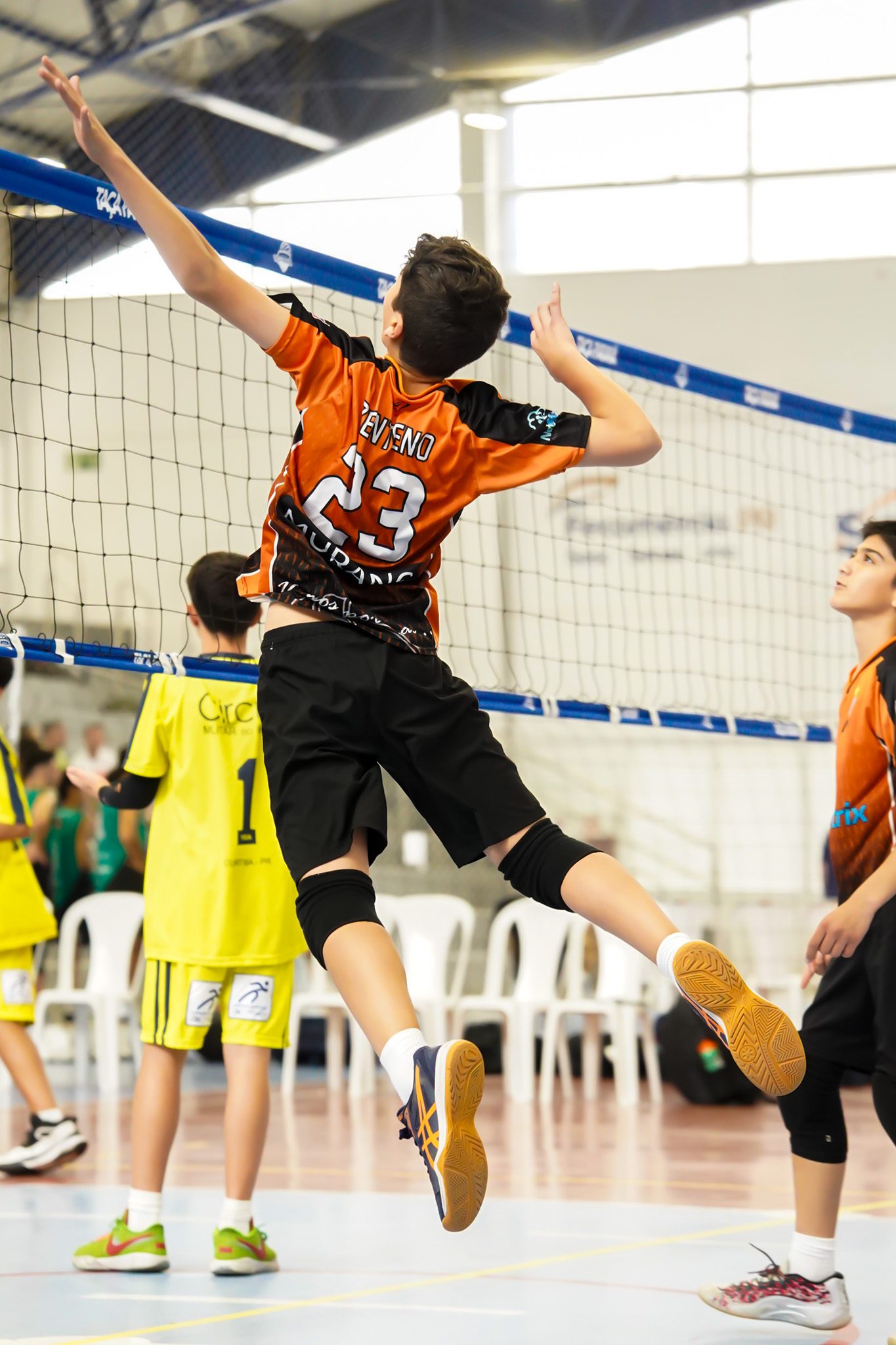 Jóvenes deportistas de vóleibol en competencia