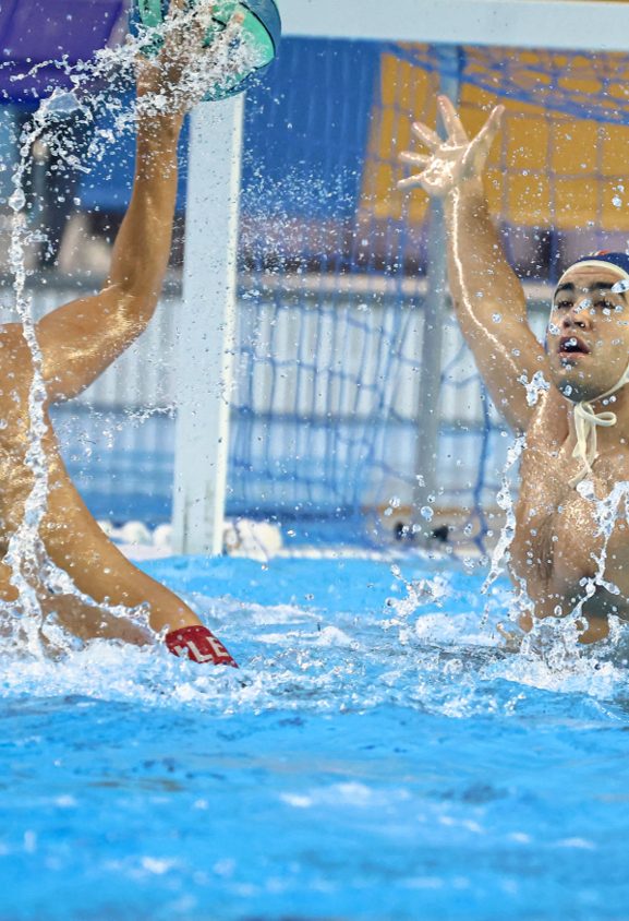 Deportistas jugando waterpolo